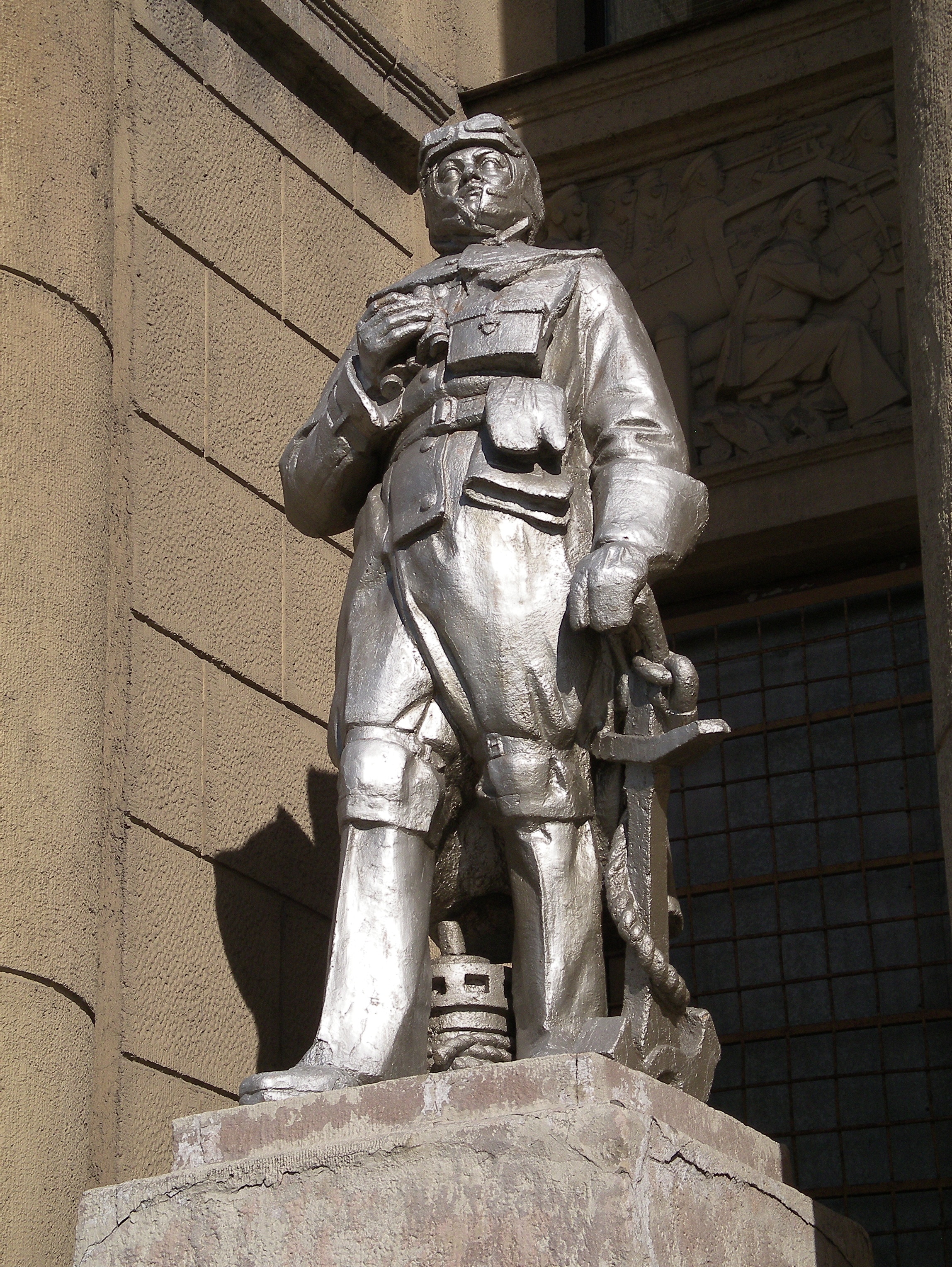 grey concrete man's statue