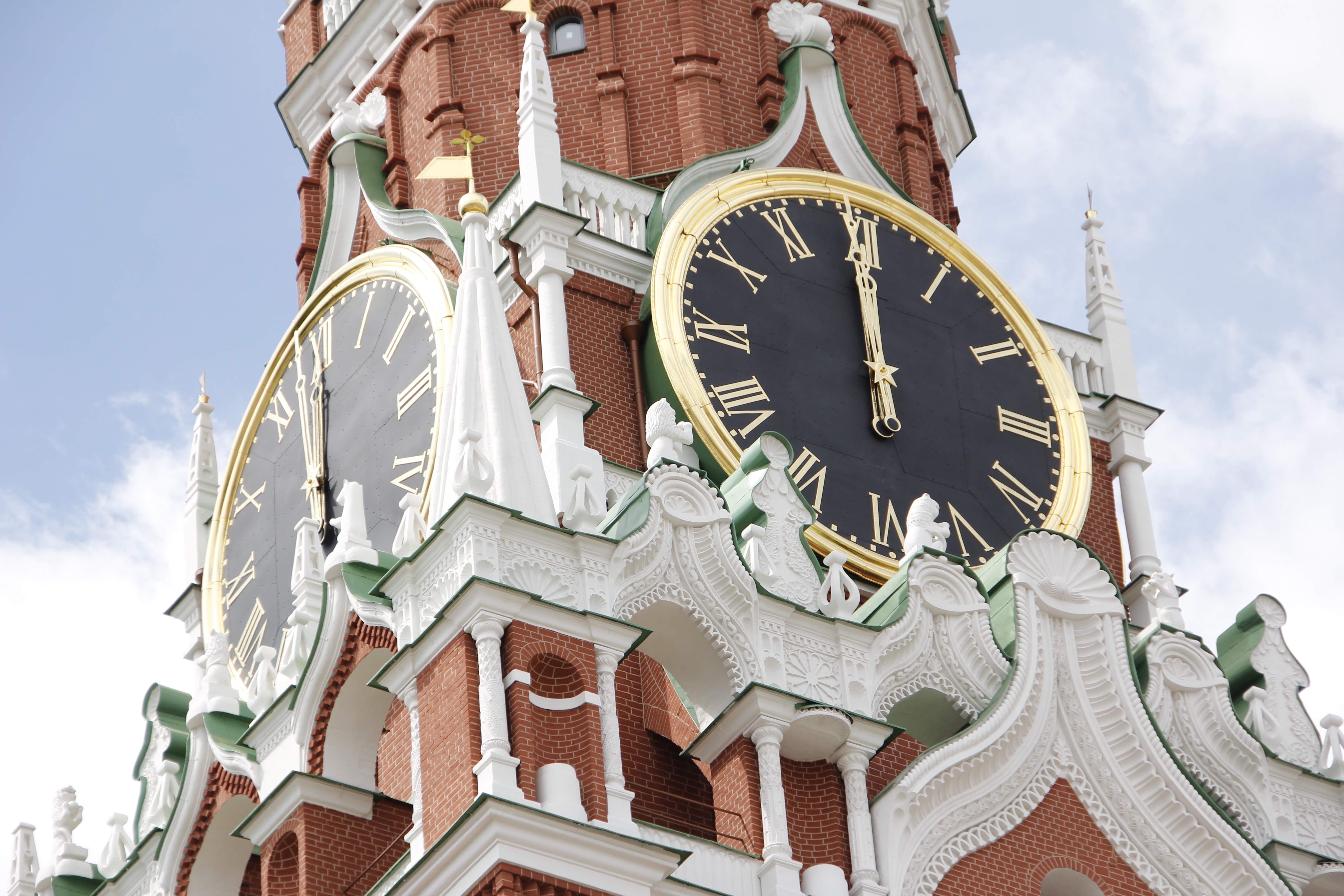 Moscow clock. Куранты на Спасской башне Московского Кремля 12. Спасская башня часы куранты 12 часов. Спасская башня 12 часов. Куранты Ташкент.