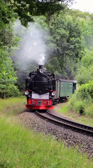 green and red train thumbnail