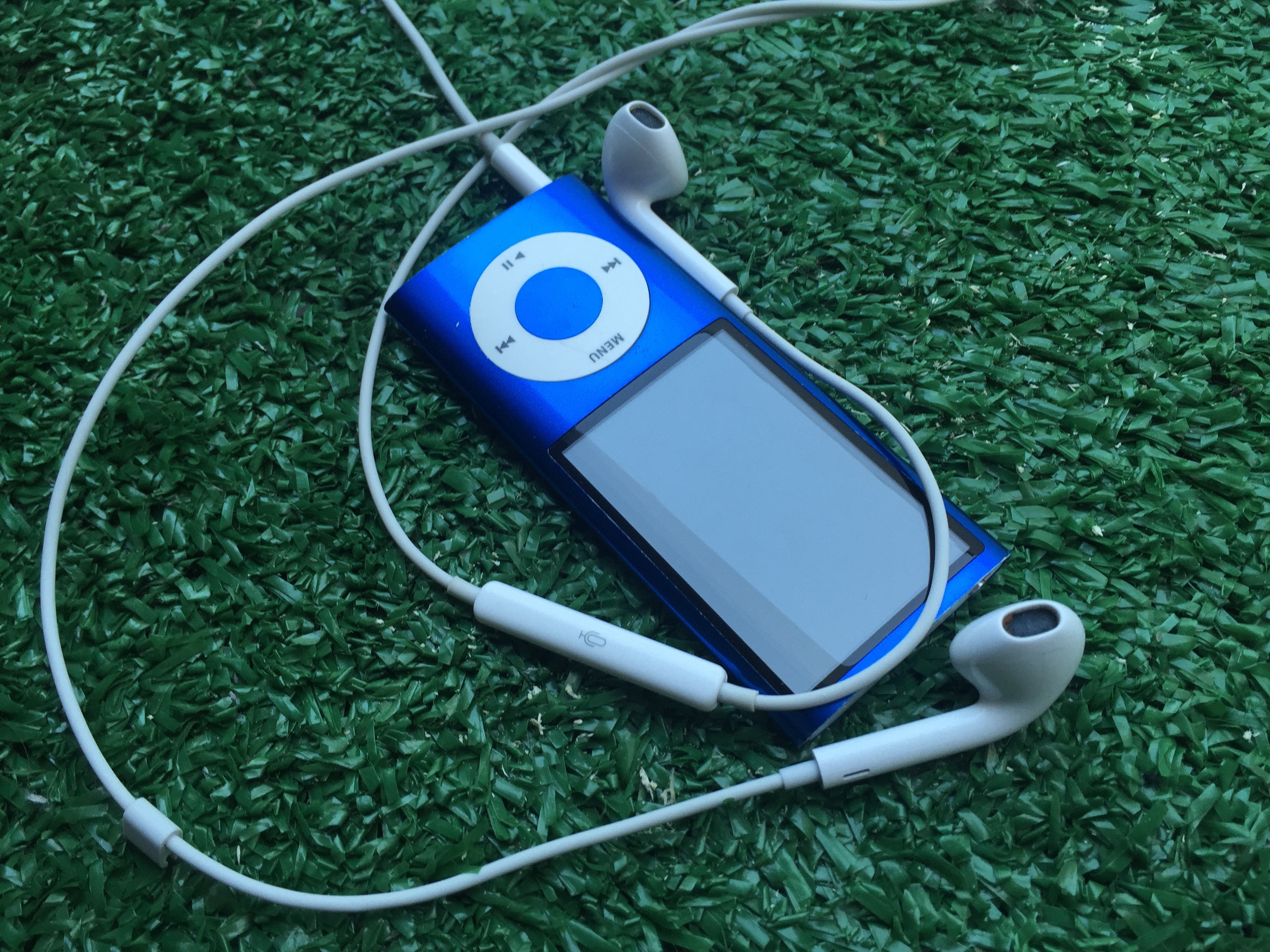 blue ipod nano and new apple earpods