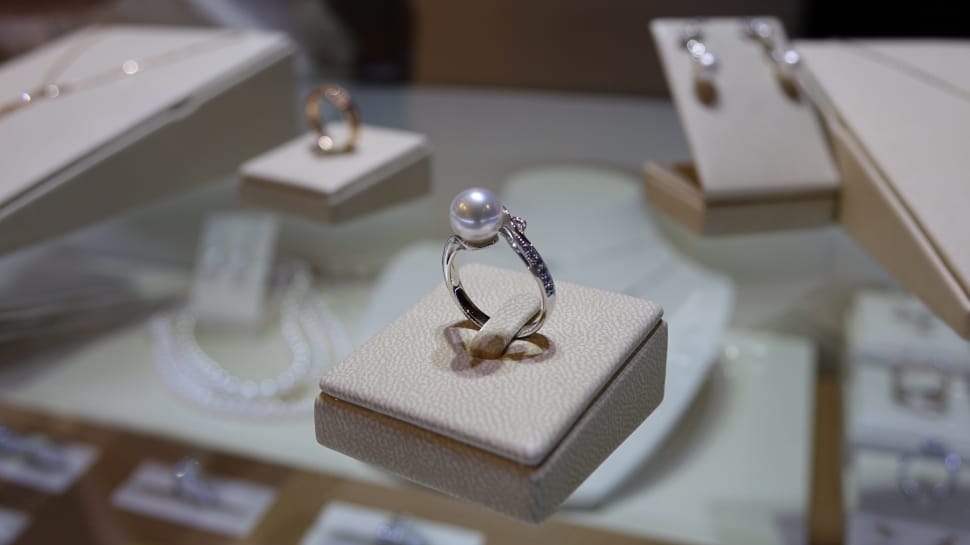 silver with white pearl ring preview