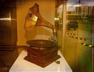 brown and brass grammophone thumbnail