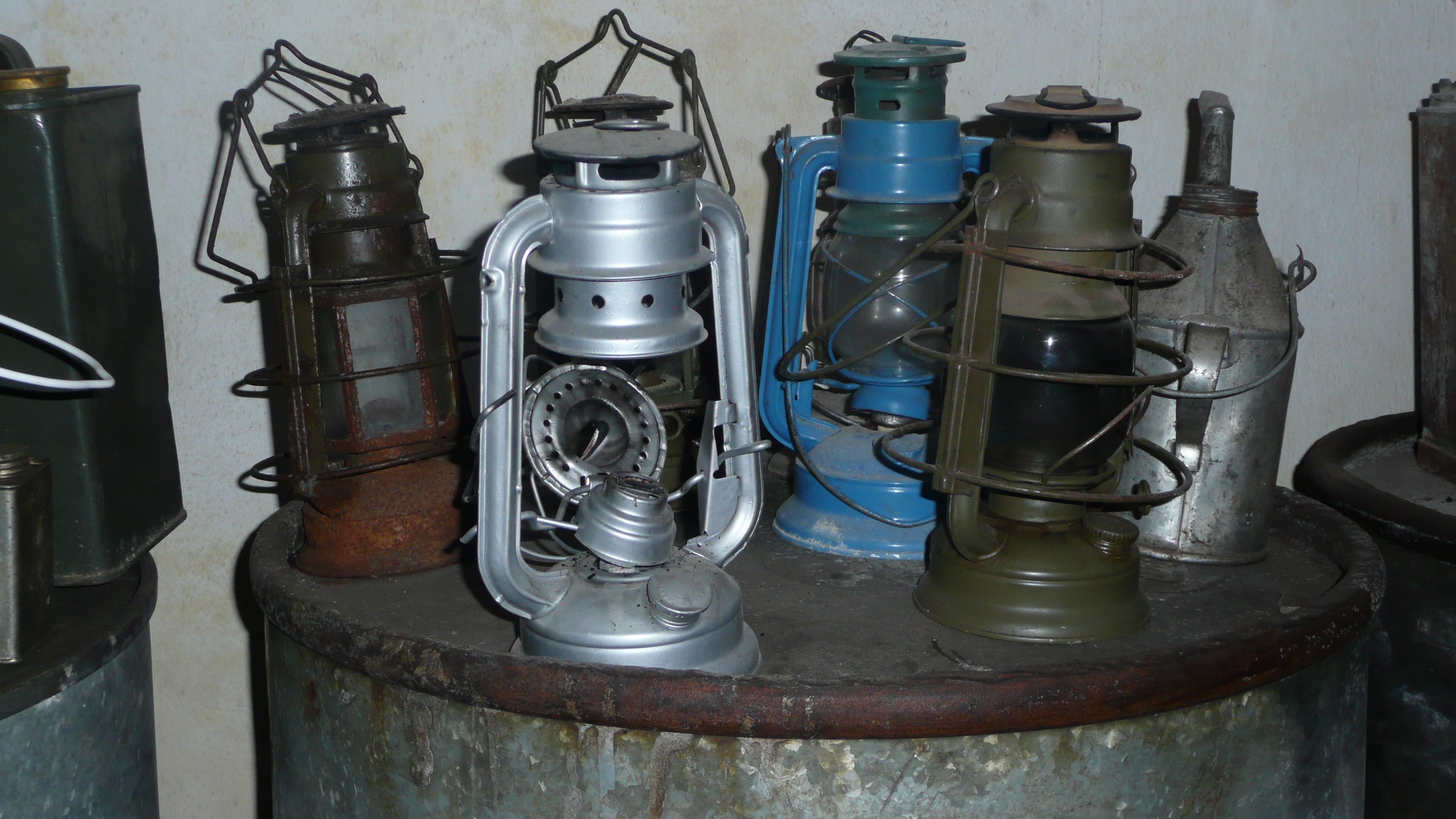 4 kerosene lamps