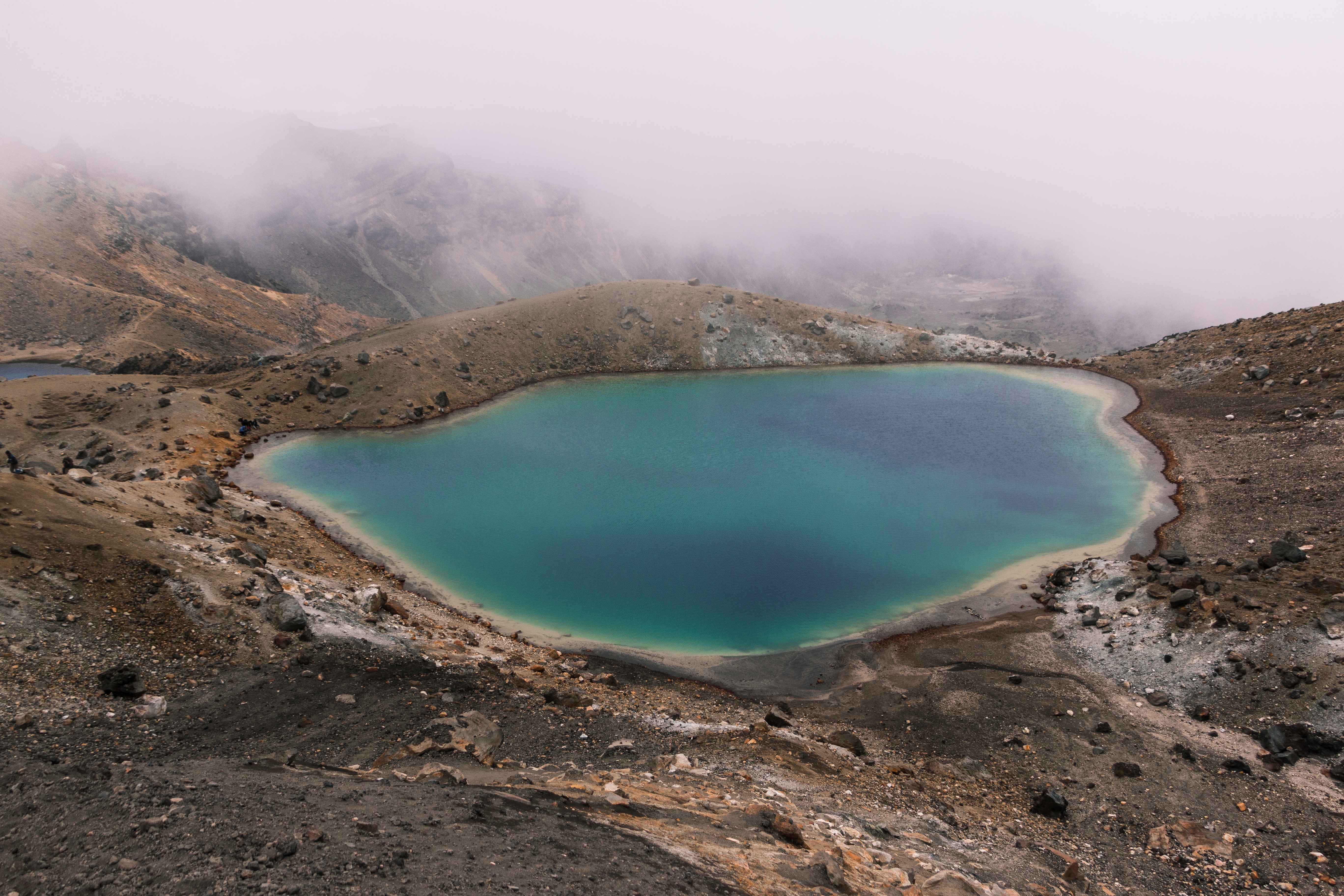 Чем его удивило озеро. Национальный парк Тонгариро новая Зеландия. Tongariro Alpine Crossing. Вулканические пейзажи голубой лагуны. В Дагестане озеро на вулкане.