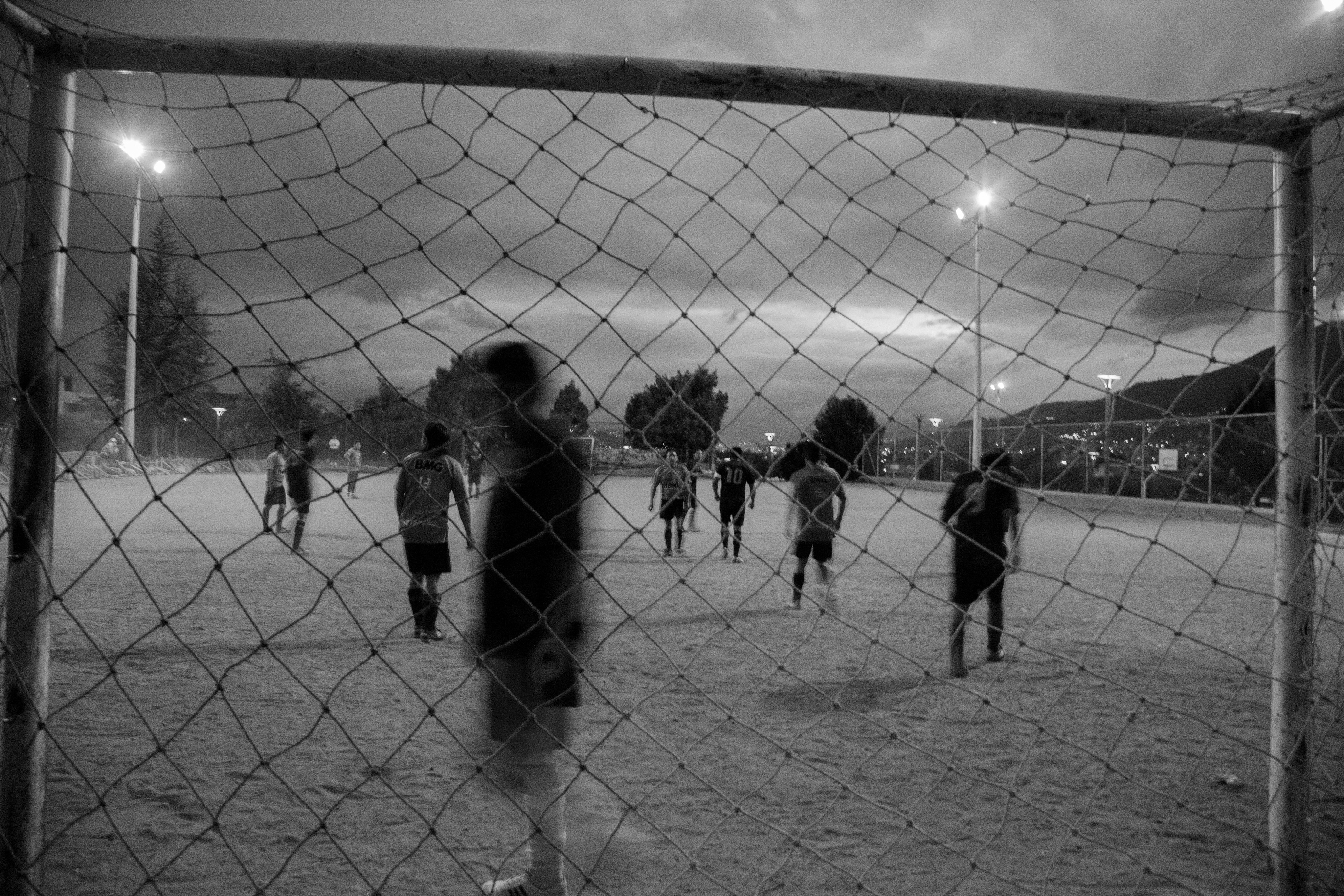 Футбол чб высшая лига. Футбол черно белый. Футбольное поле черно белое. Футбол картинки. Фотосессия на футбольном поле.