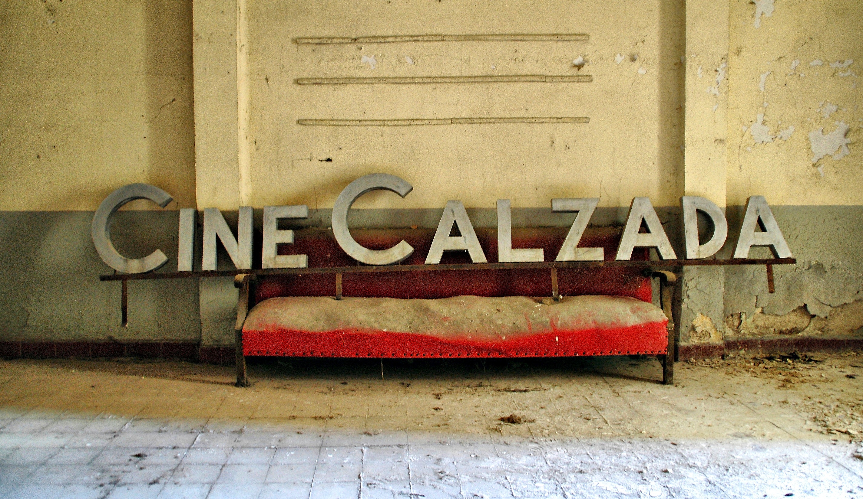 cine calzada cut out signage