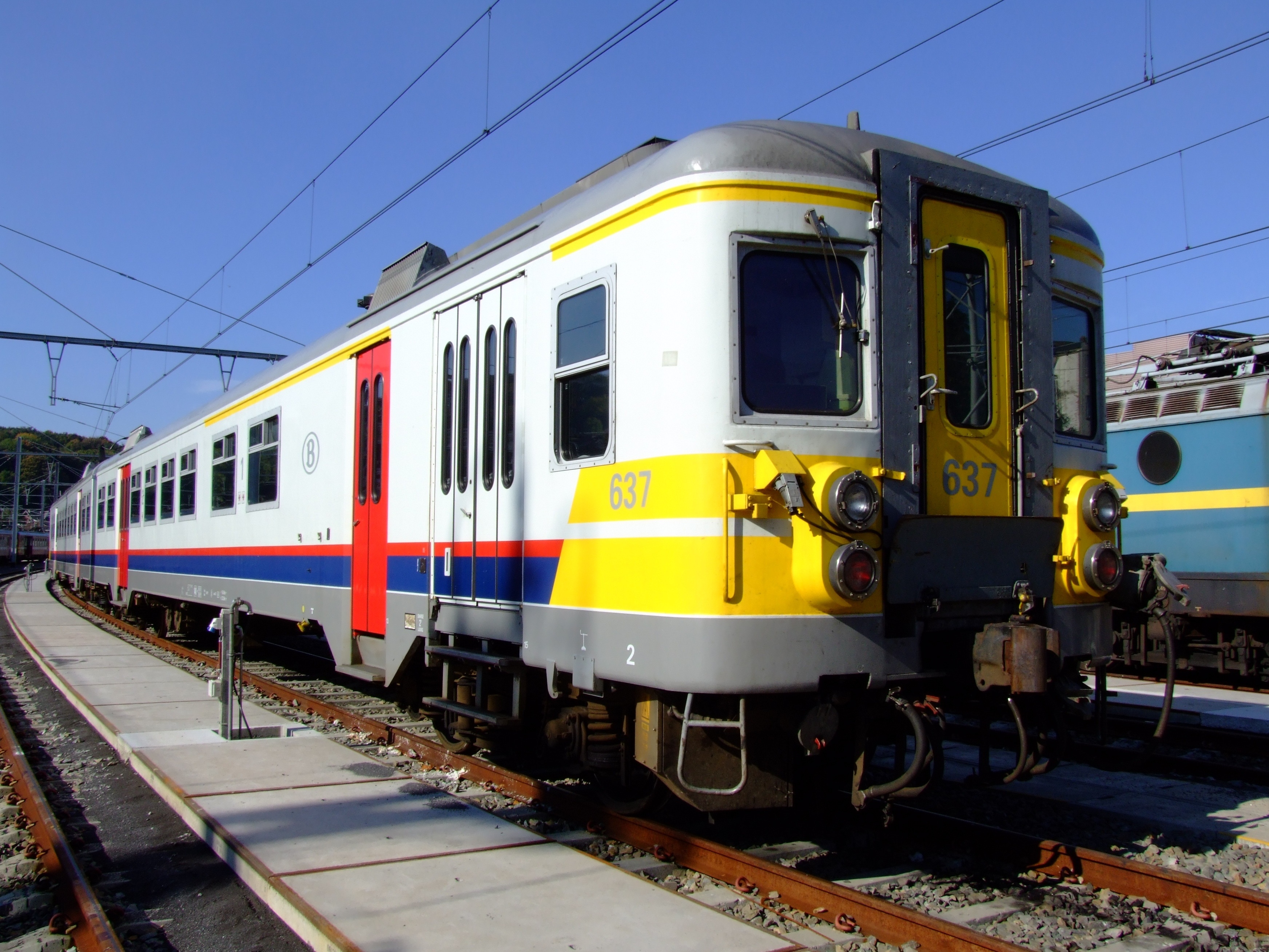 white and yellow train