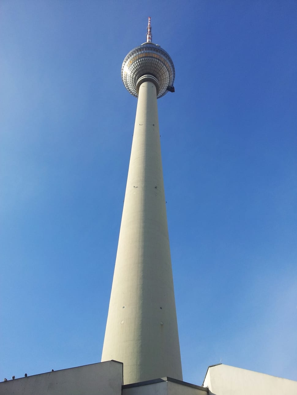 white cn tower preview