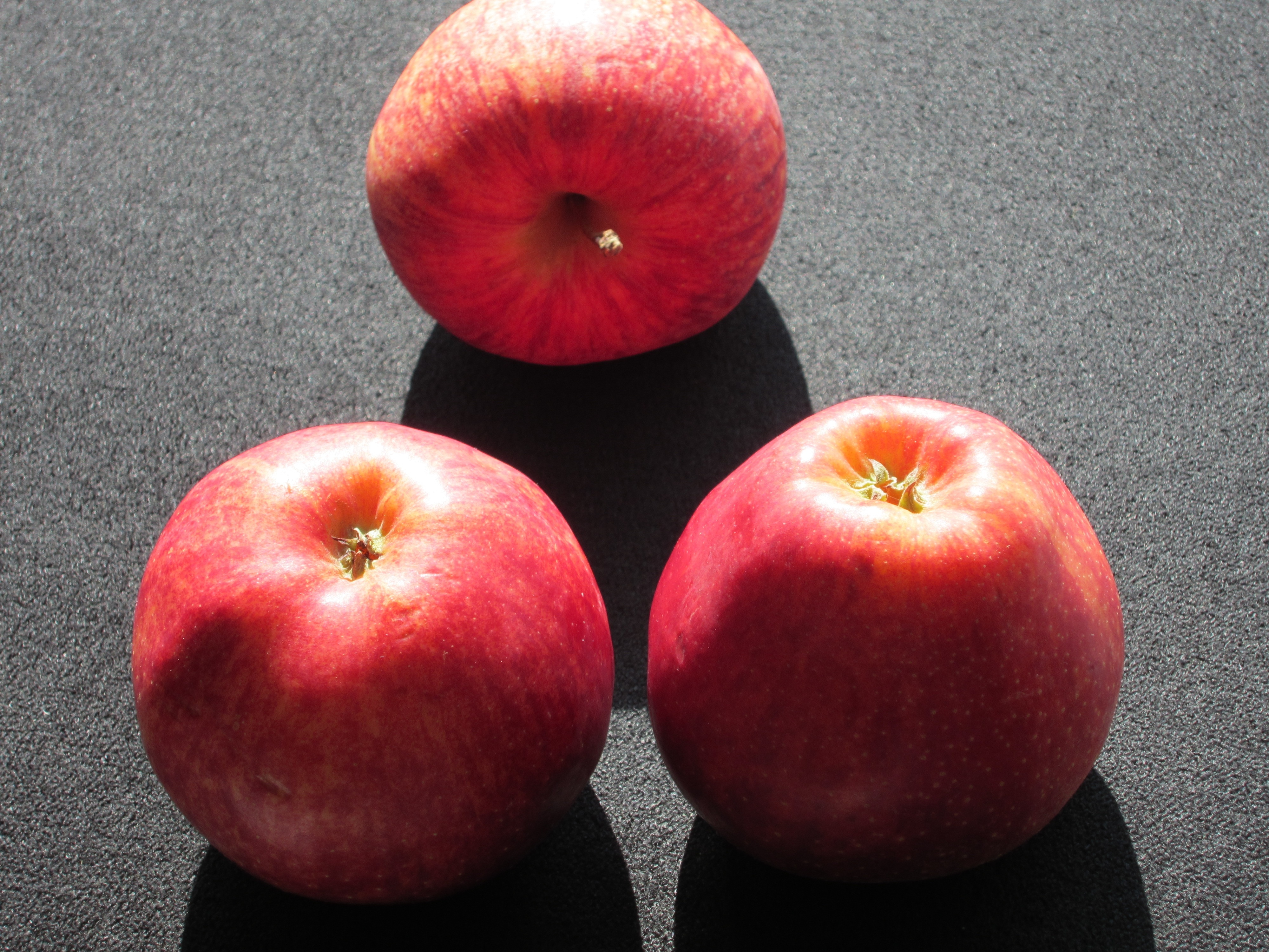 three apple fruits