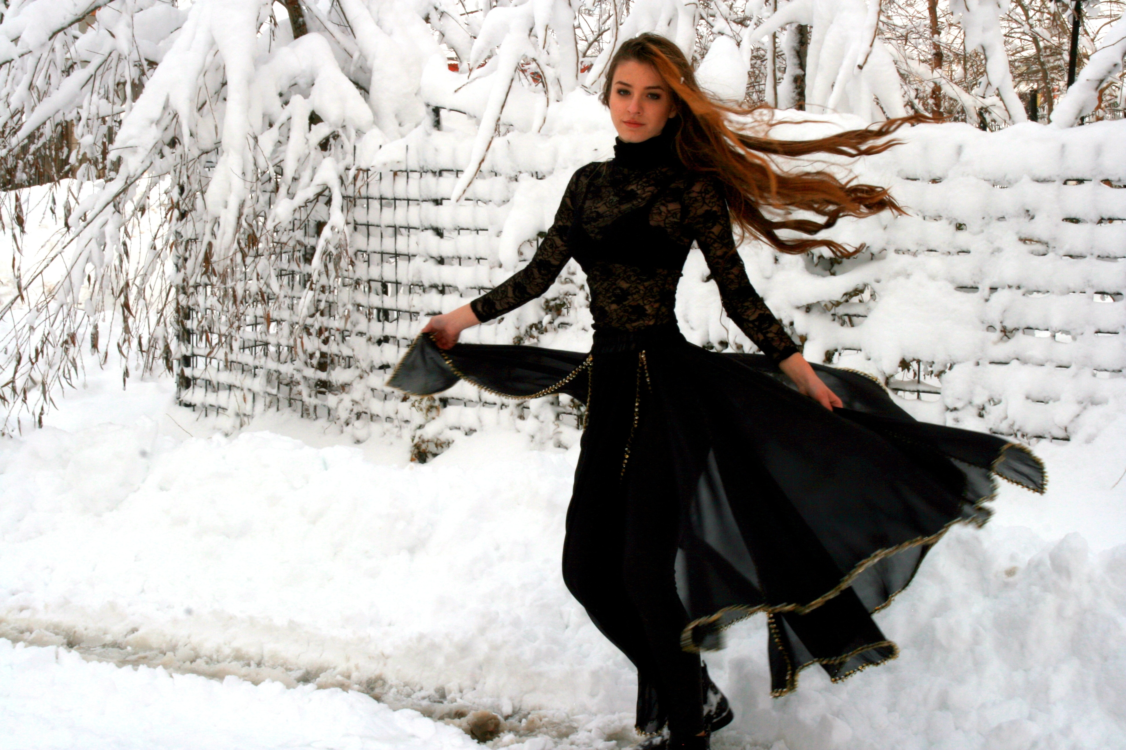 Девушка в платье в снегу