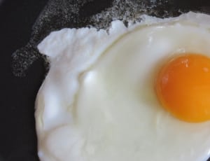 egg on black fryer thumbnail