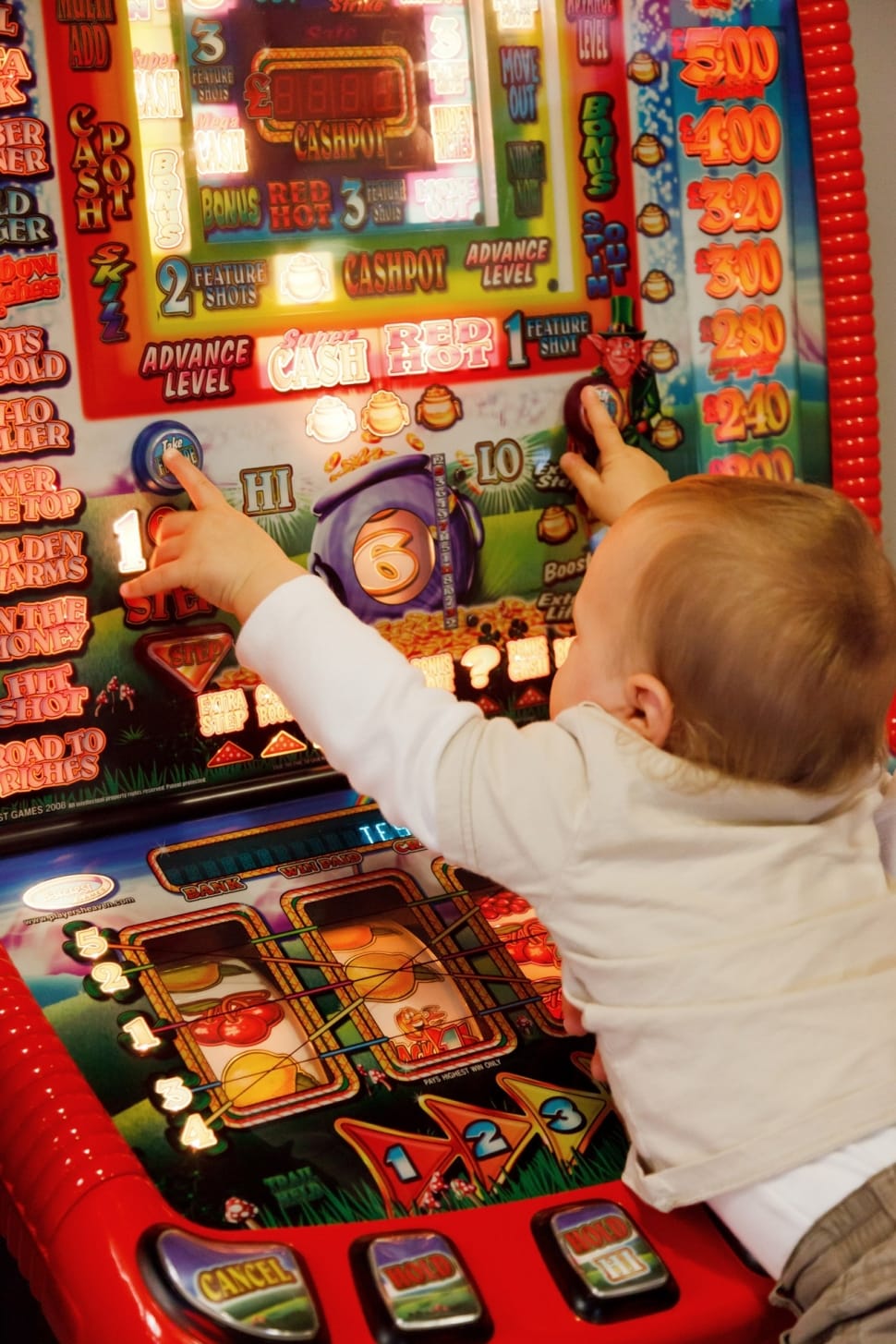 toddler boy playing arcade game free image - Peakpx