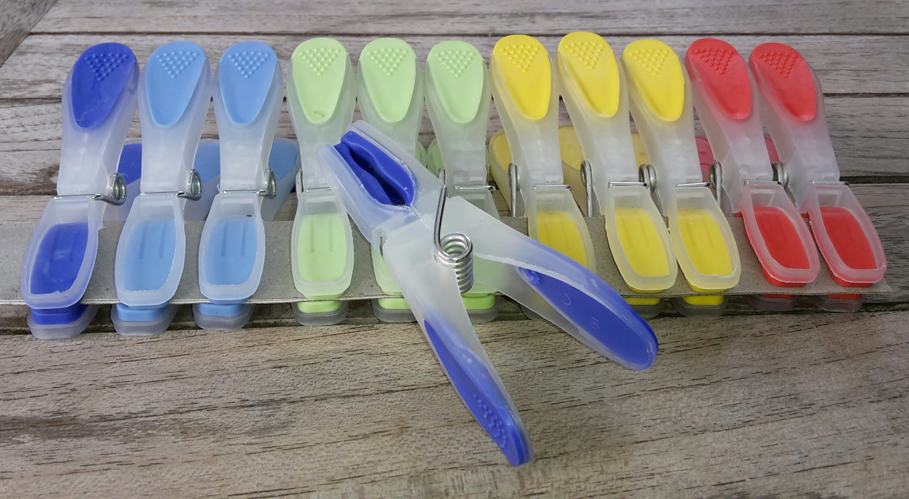assorted color plastic clothespins