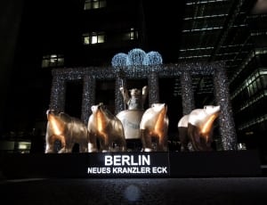 berlin neues kranzler eck statue thumbnail