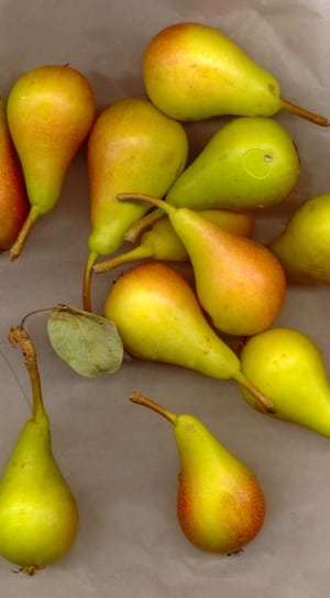 beige and orange pears thumbnail