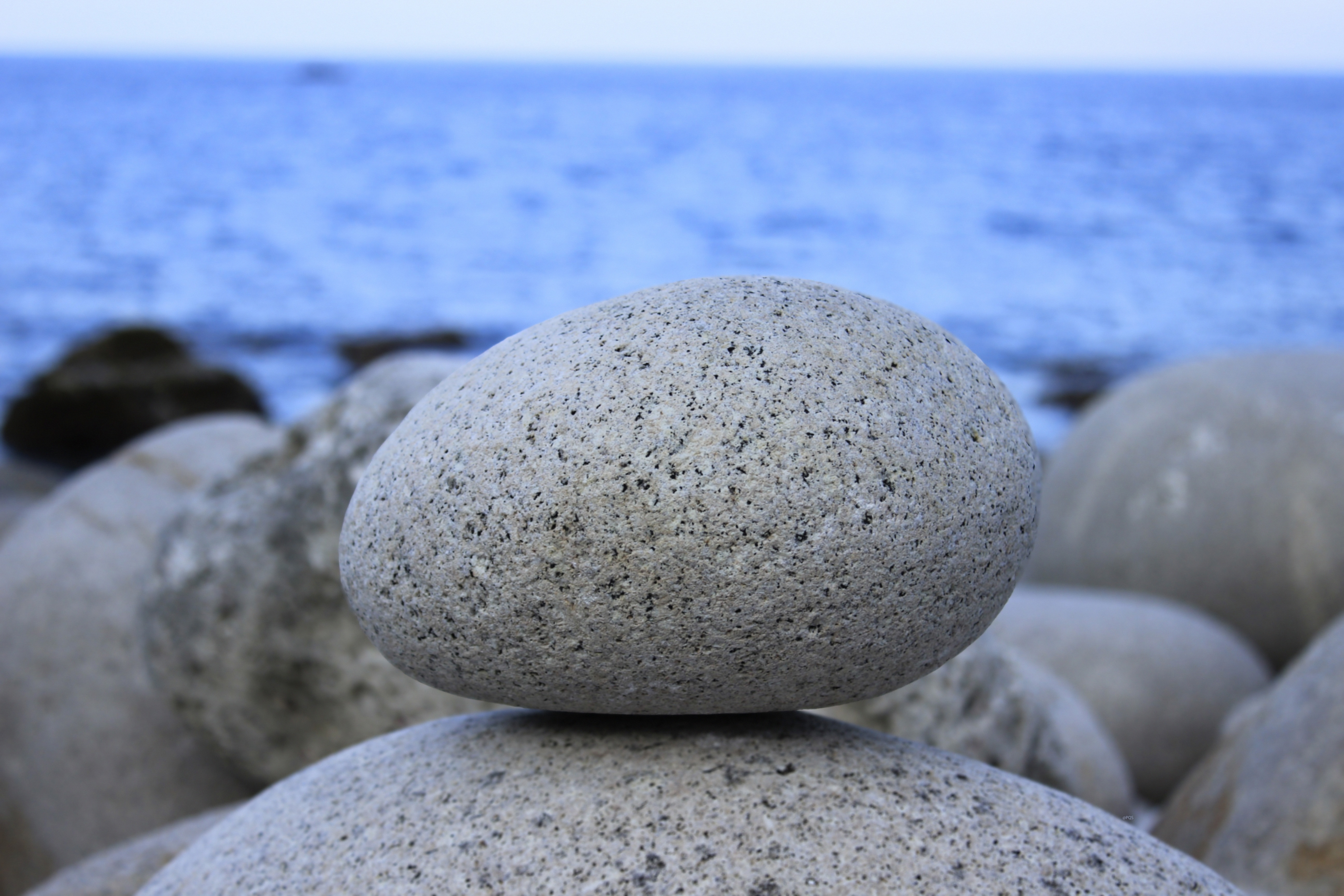 Валуны галька. Крупная галька. Камушки галька. Камень галька крупная. Крупные морские камни.