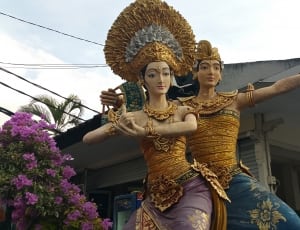 couple in traditional dress statues thumbnail