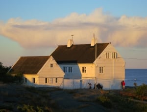 white ranch house during sunset thumbnail