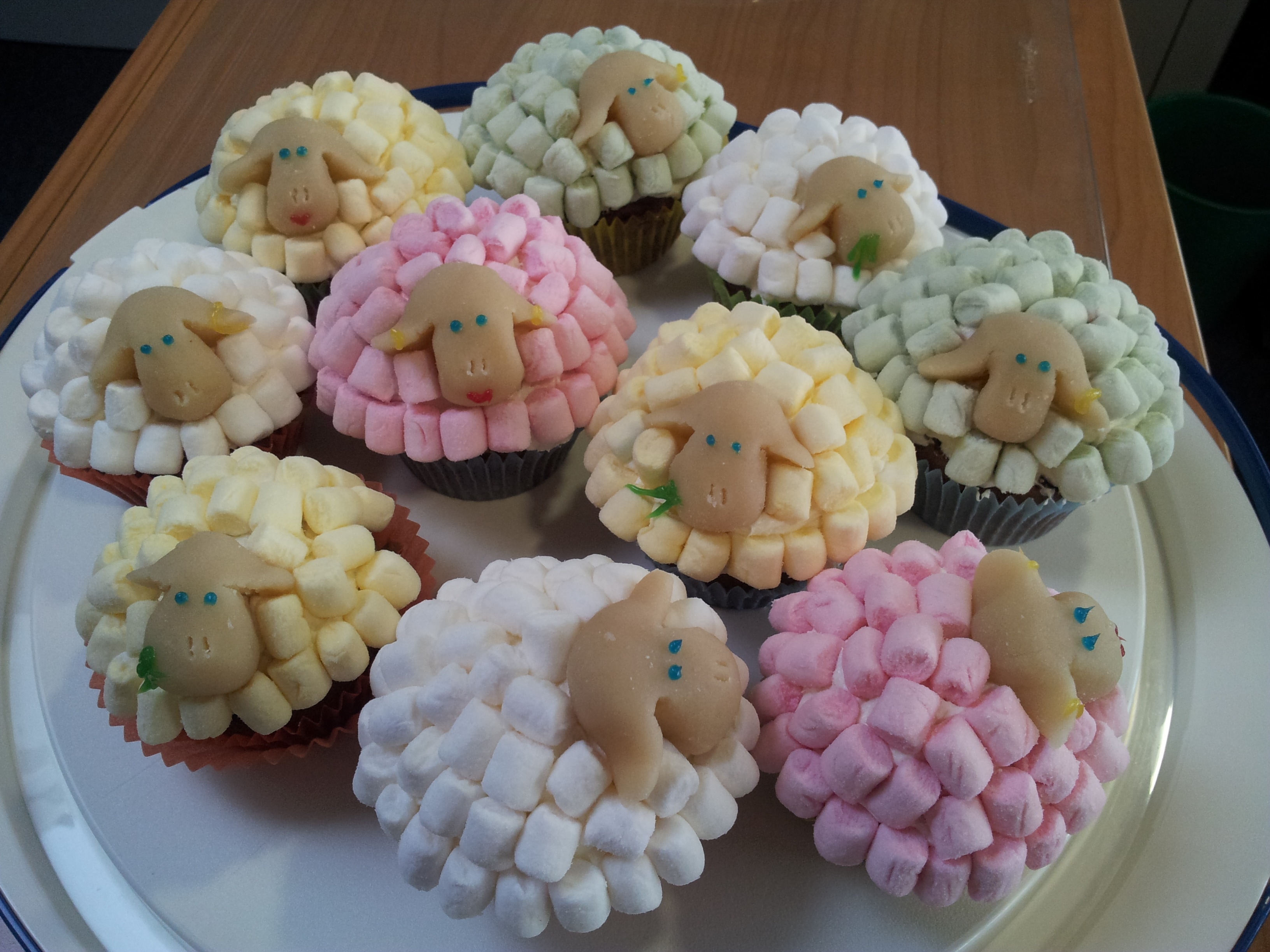 10 sheep with marshmallows cupcakes