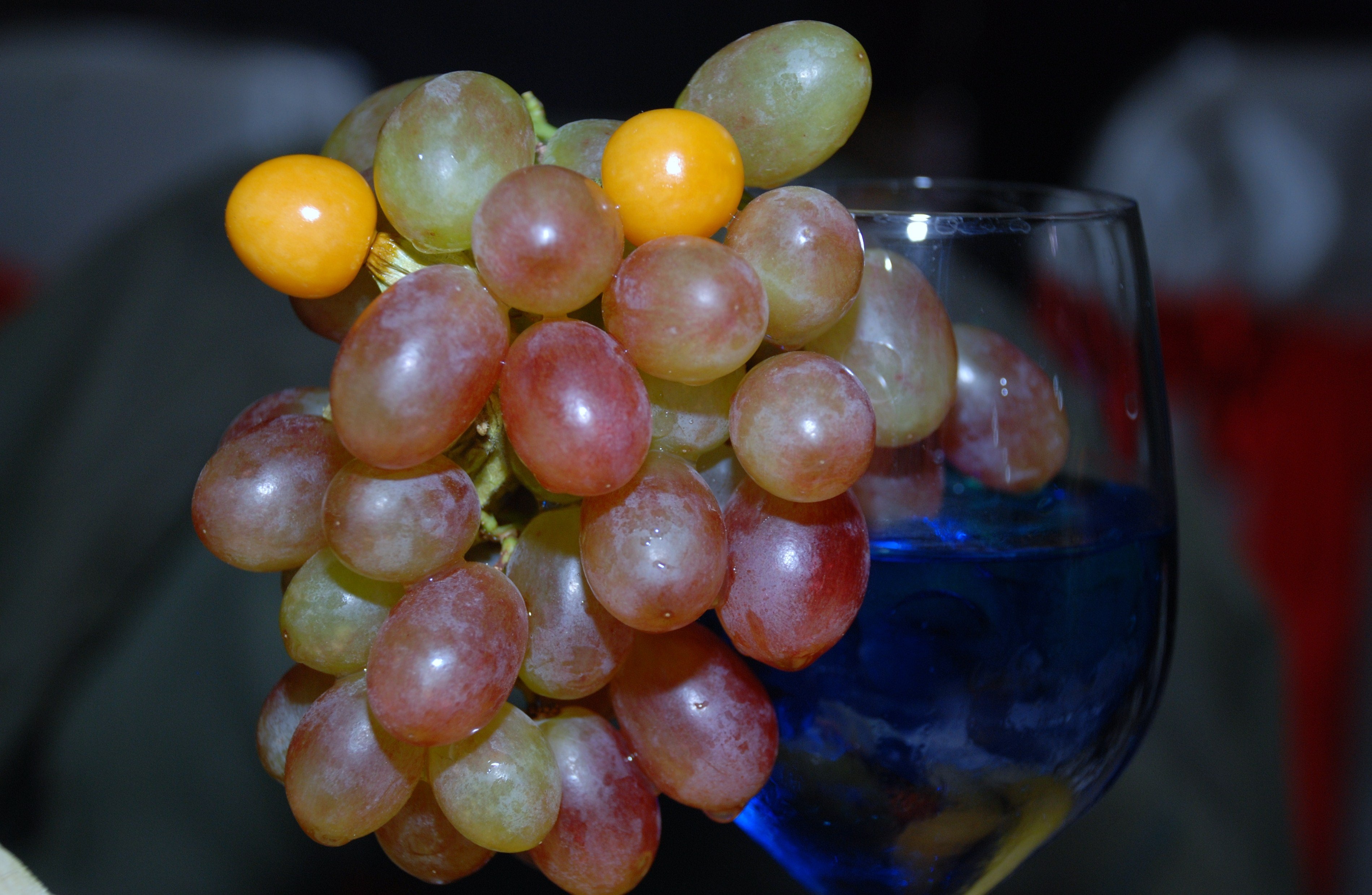 brown and green grapes lot