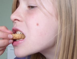 women eating cookies thumbnail