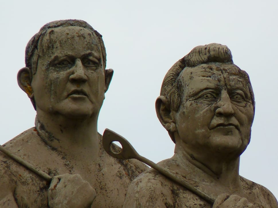 two men statue preview