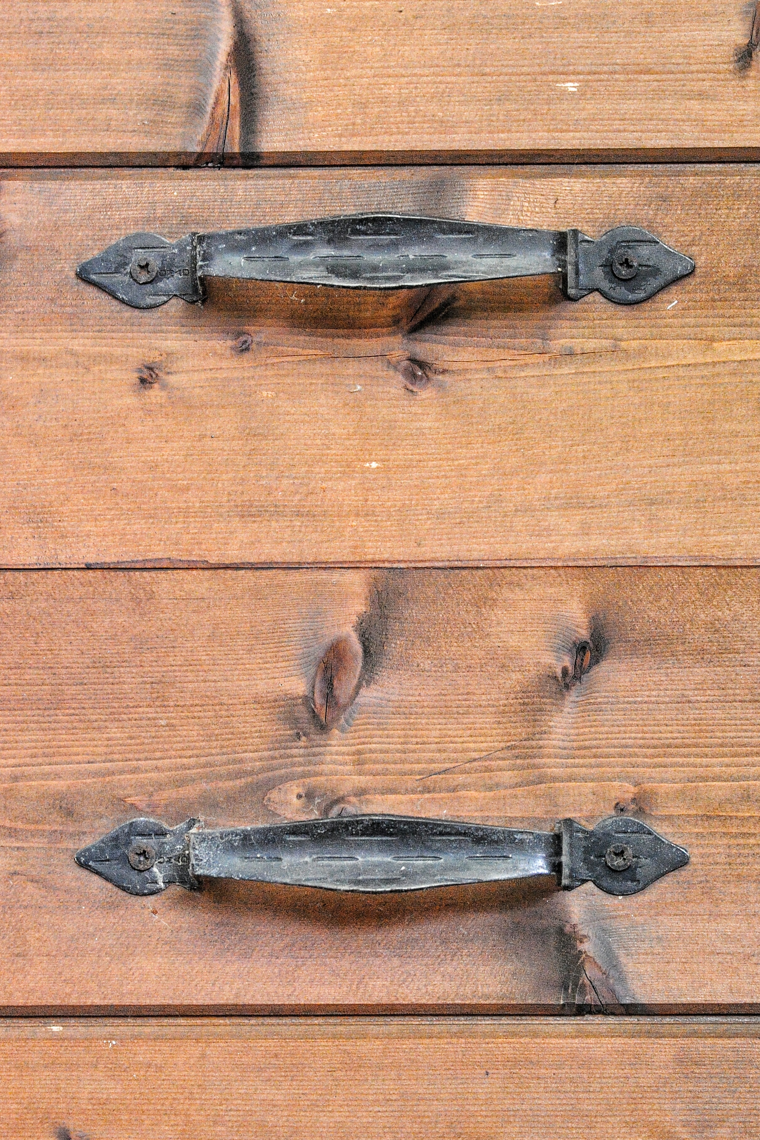 2 black drawer handlebars