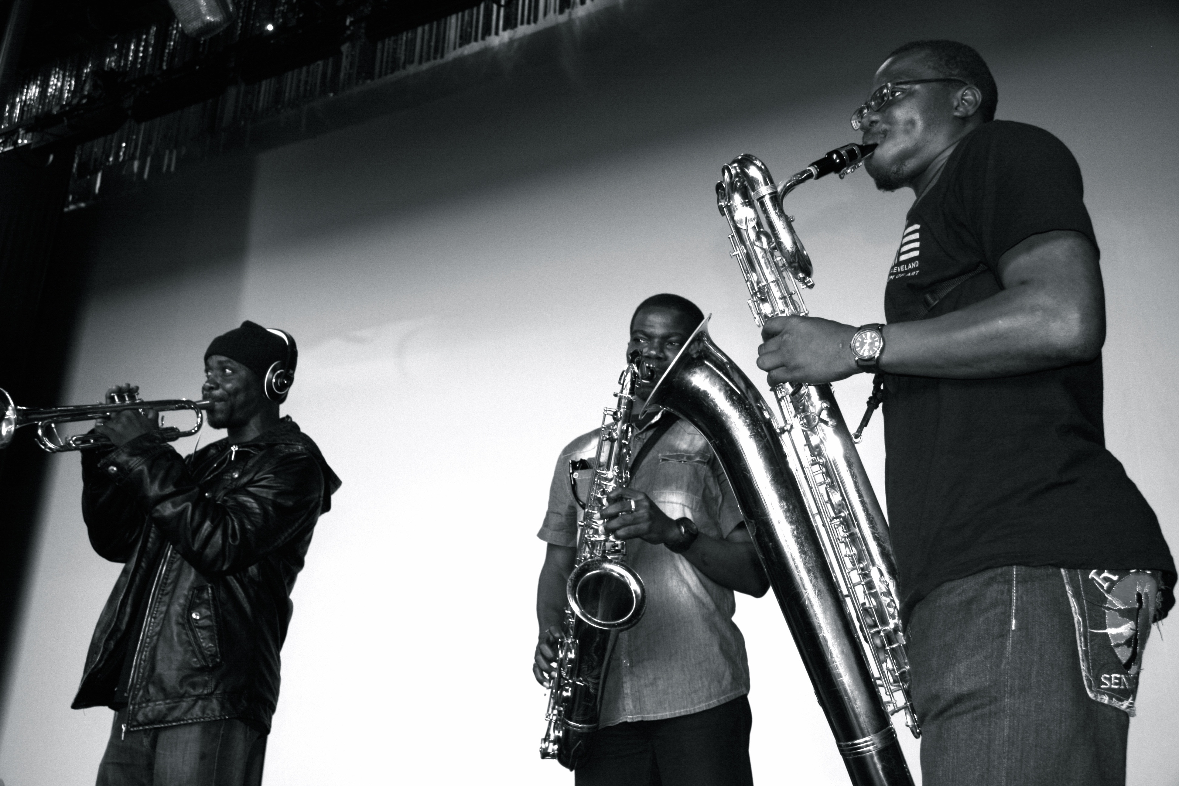 Труба группы д. Черный музыкант. Известные африканские музыканты. Музыкальная труба Африканская. Африканская музыкальная группа.