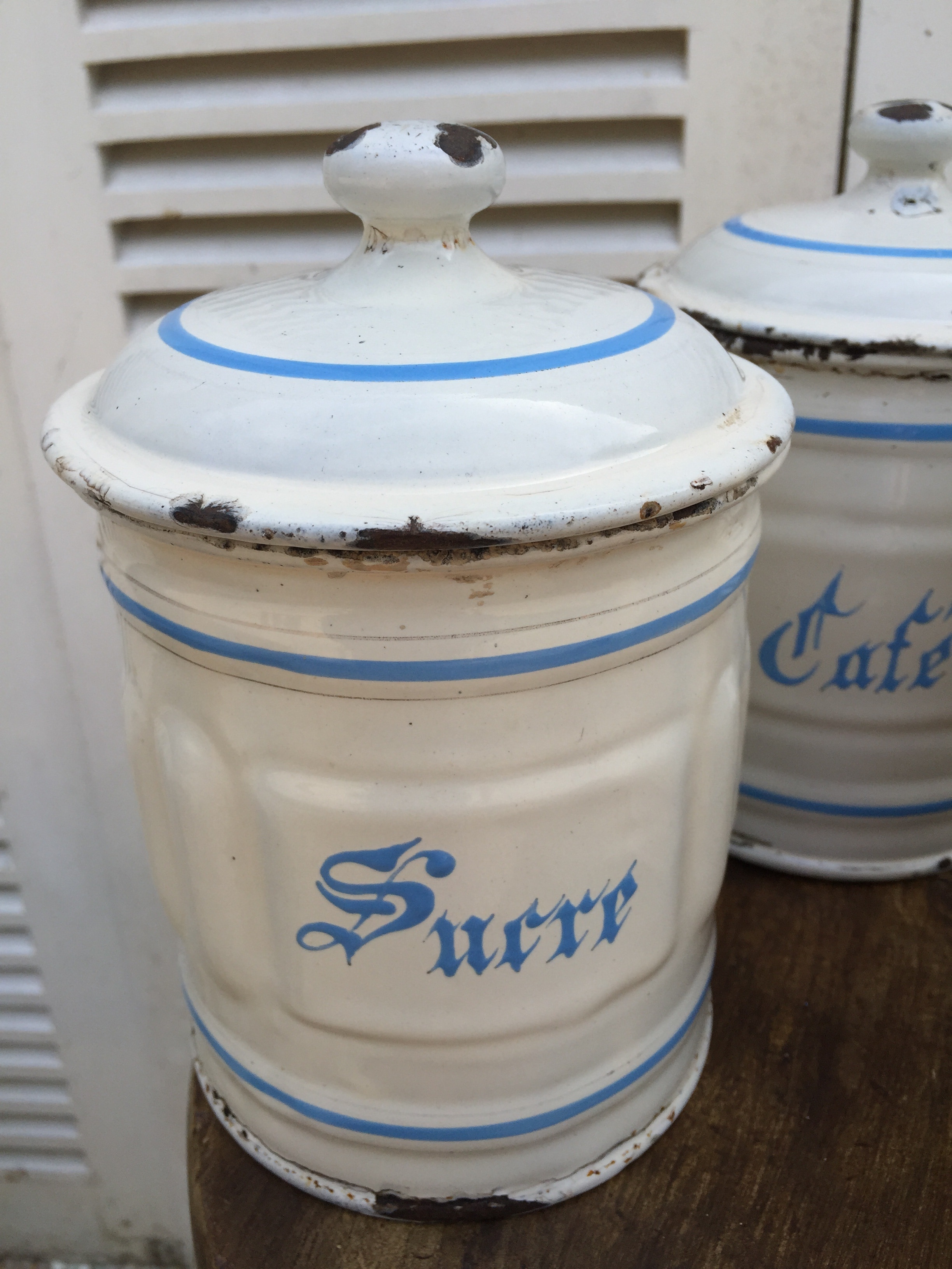 white and blue surr metal canister