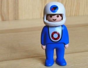 lego astronaut figurine thumbnail