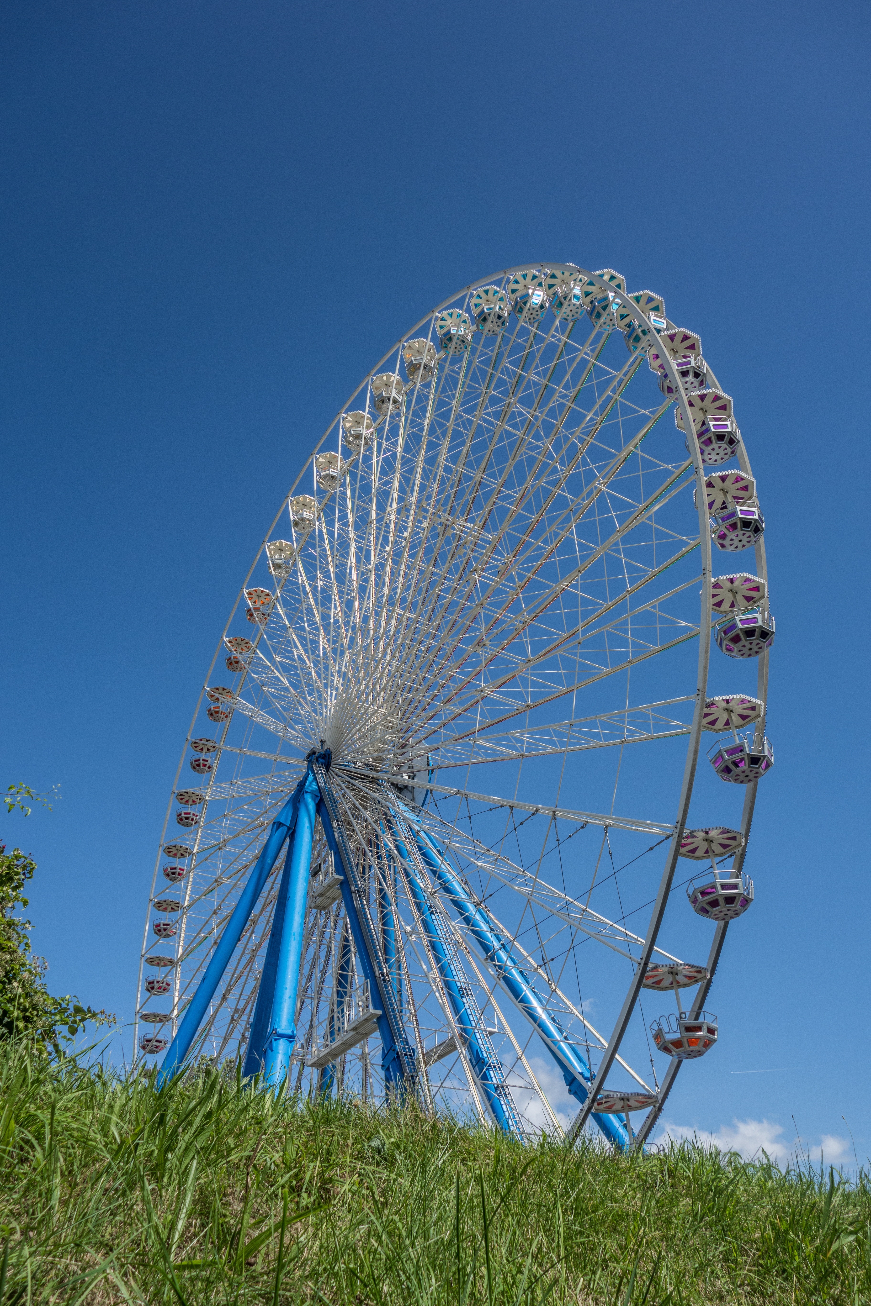 blue and gray steel ferris wheel