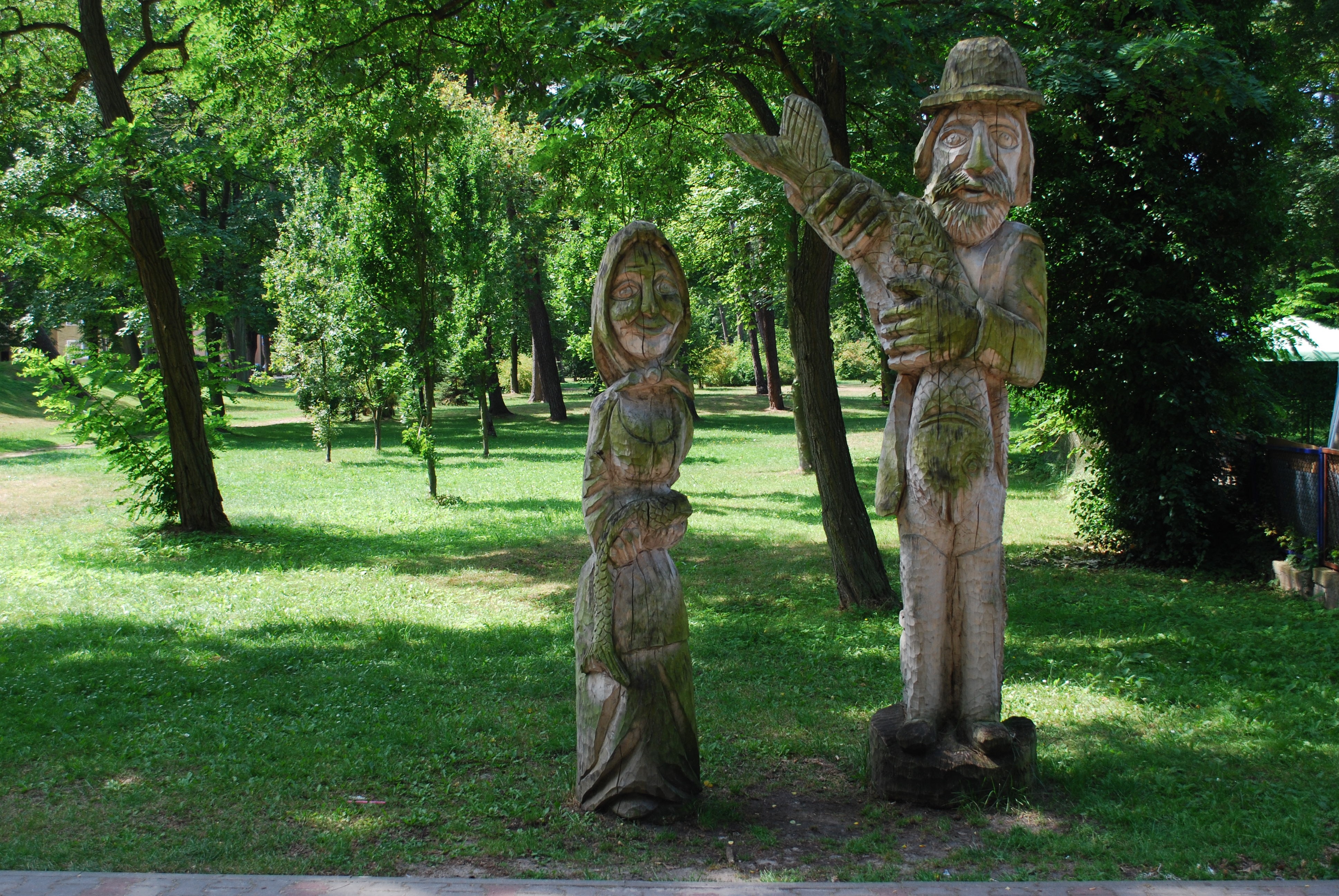 two man and woman wooden carving statue