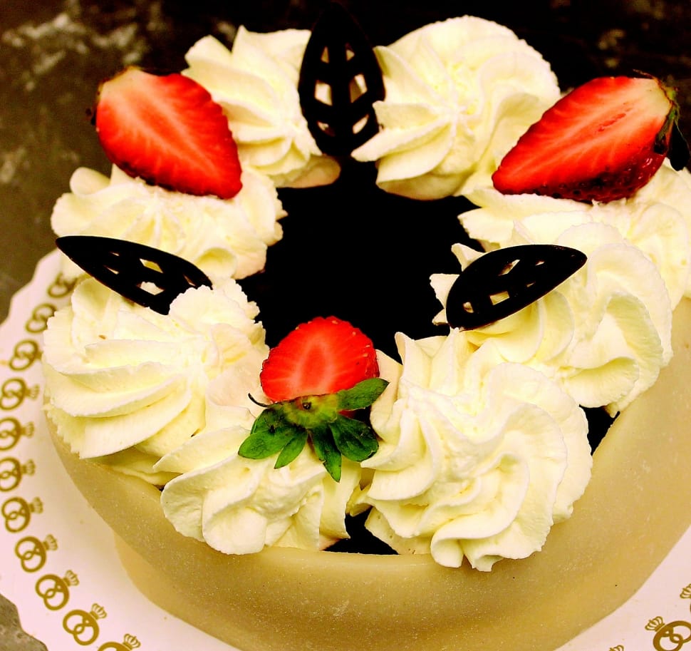 vanilla chocolate cake with strawberries preview
