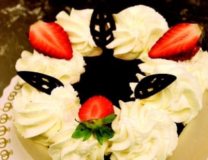 vanilla chocolate cake with strawberries thumbnail