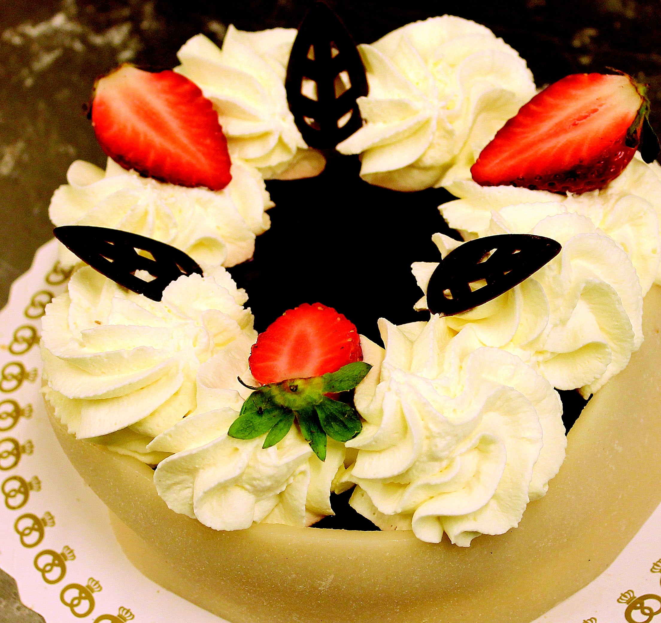 vanilla chocolate cake with strawberries