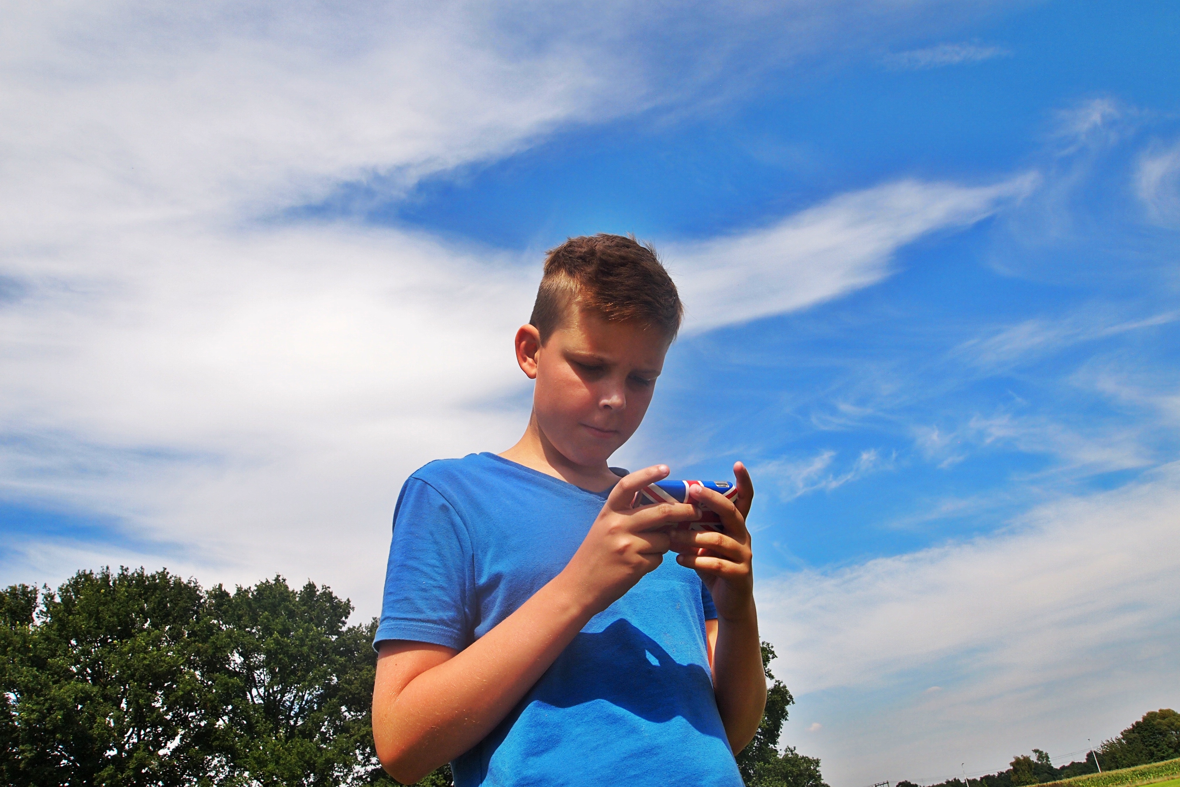 12 летний телефон. Мальчик с телефоном. Пацан с телефоном. Фото на телефон для мальчиков. Мальчик подросток с телефоном.