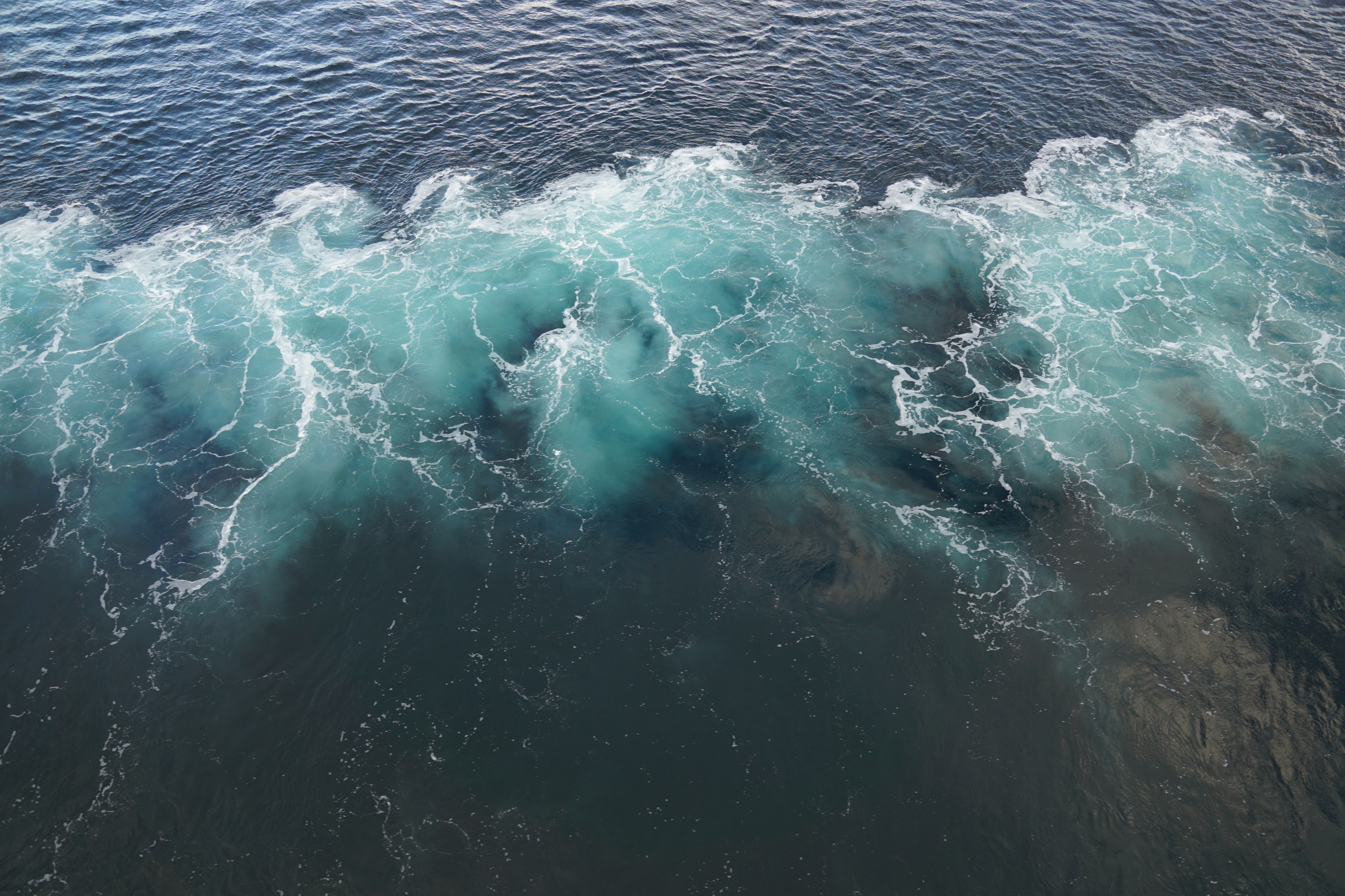 Волны в жидкостях и газах. Подводные волны. Бурление воды на море. Подводные волны в океане. Под водой.