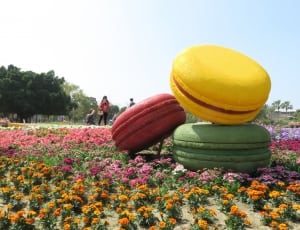 giant french macaroons statue thumbnail