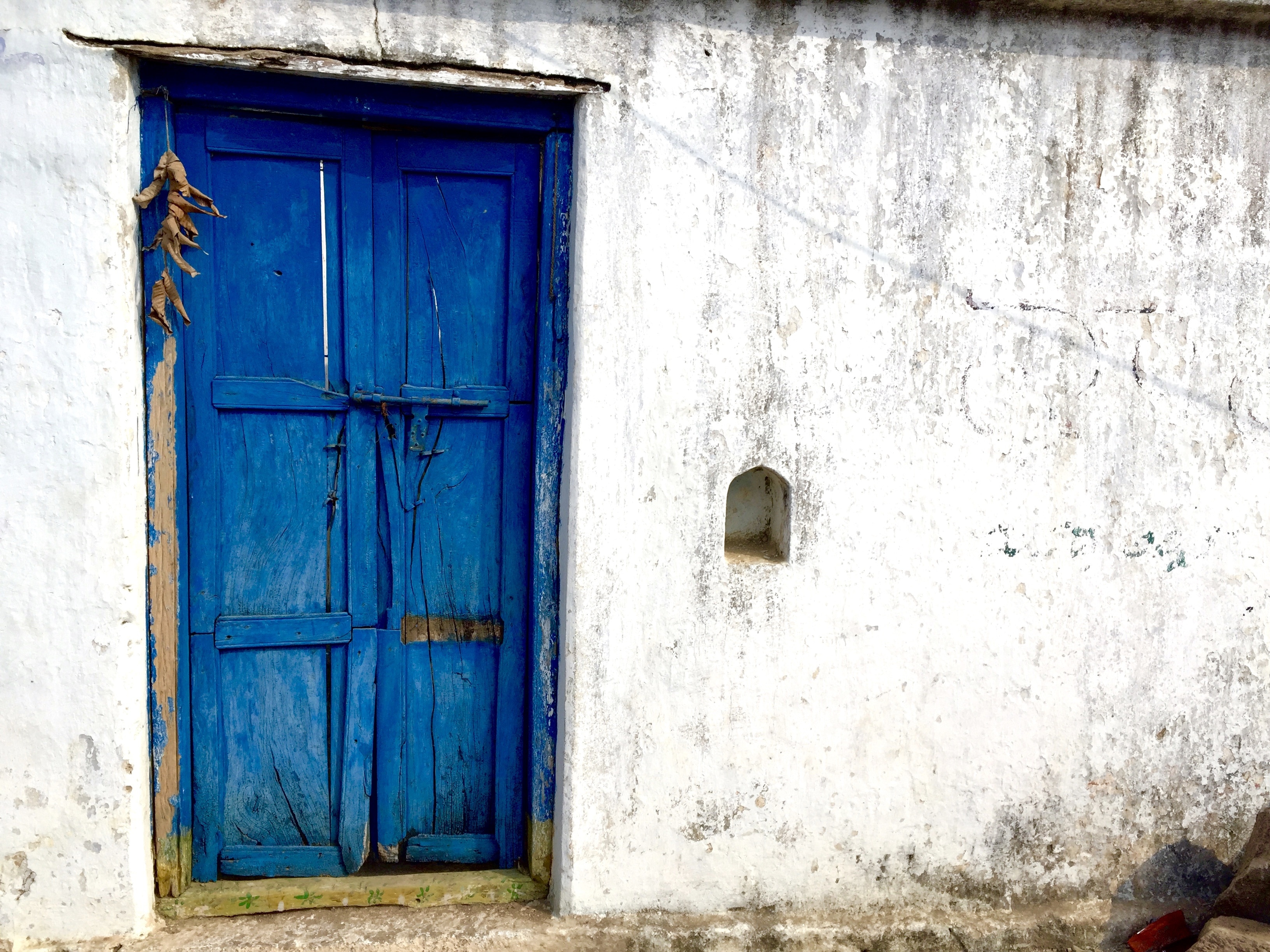 Хата дверей. Старинная дверь. Старая деревянная дверь. Синяя деревянная дверь. Старинная стена.
