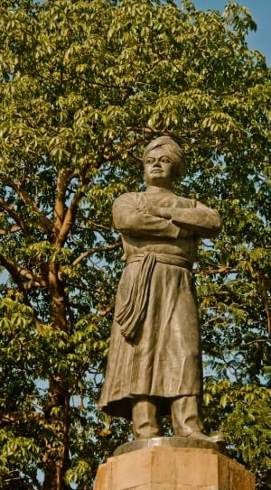 photograph of a man statue thumbnail