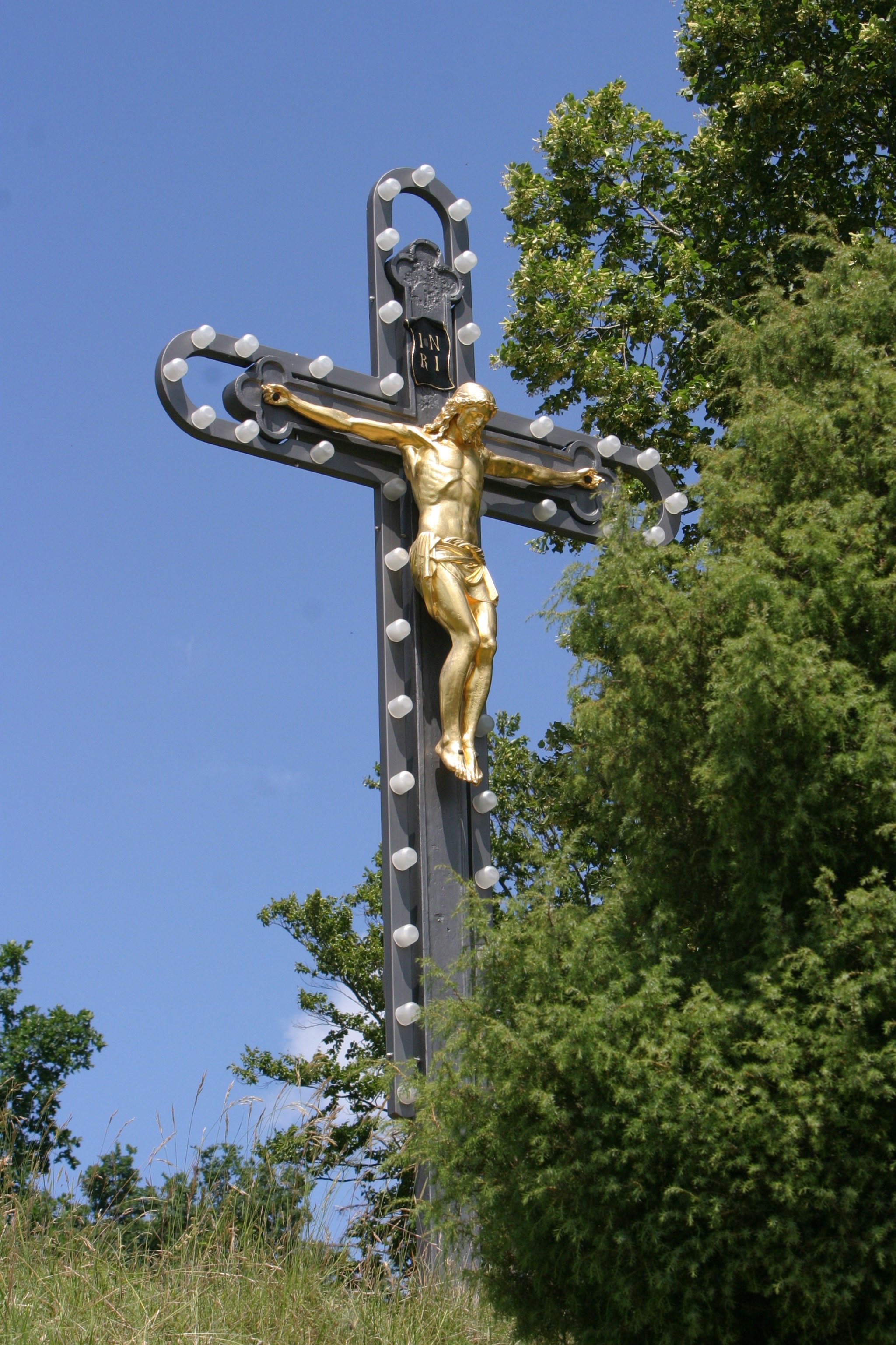 gold and gray crucifix statue