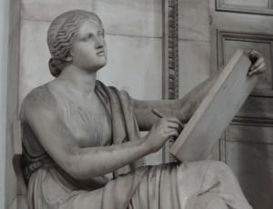 woman sketching statue thumbnail