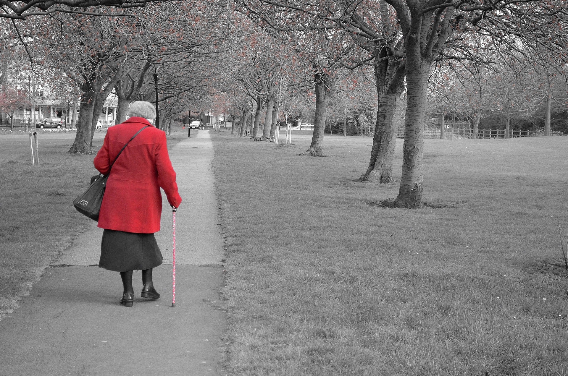 Бредя по улице. Одиночество пожилых. Старушка с палочкой. Бабушка на улице. Бабушка идет по улице.