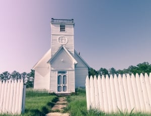 white painted house with regular point fence thumbnail