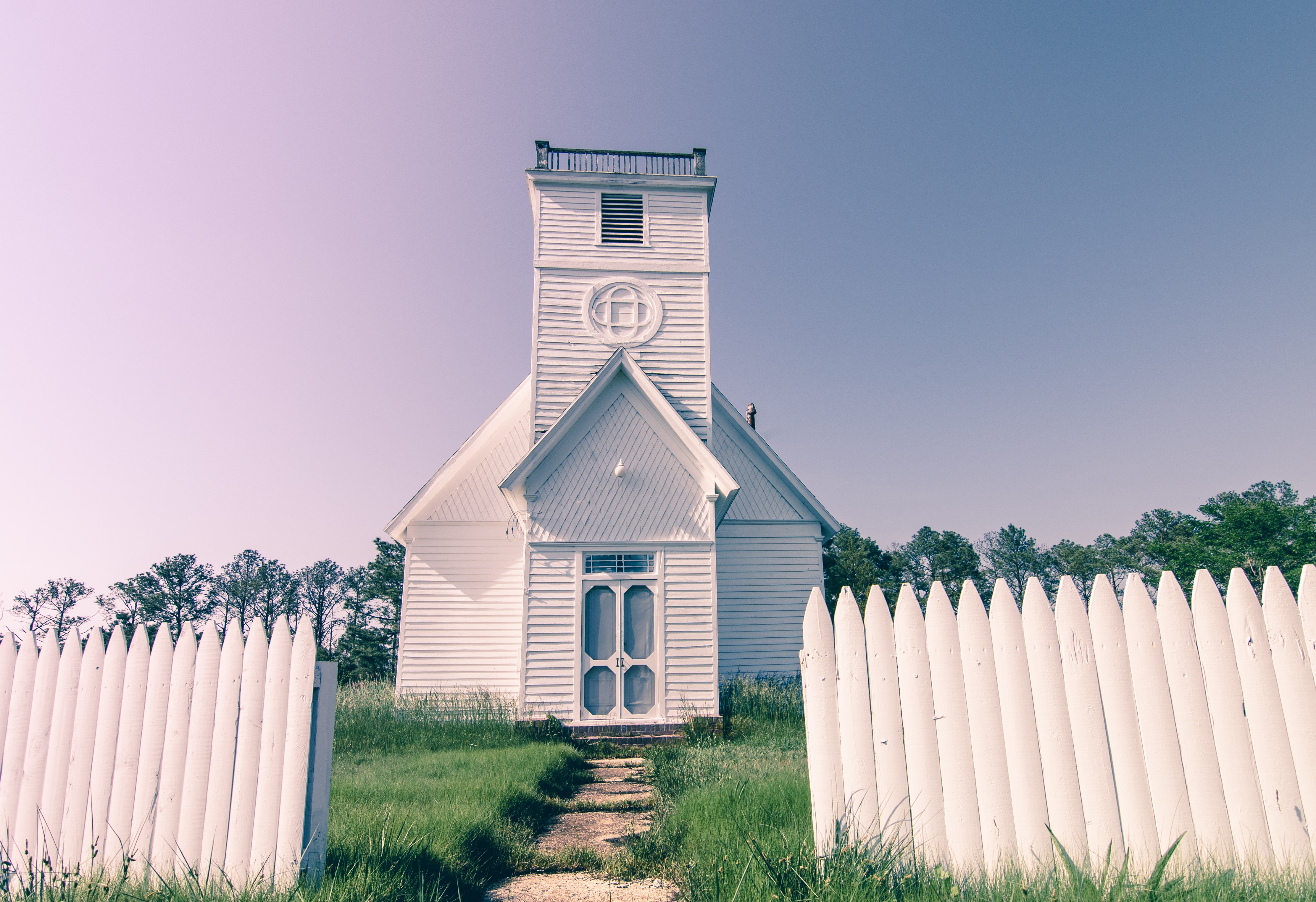 white painted house with regular point fence