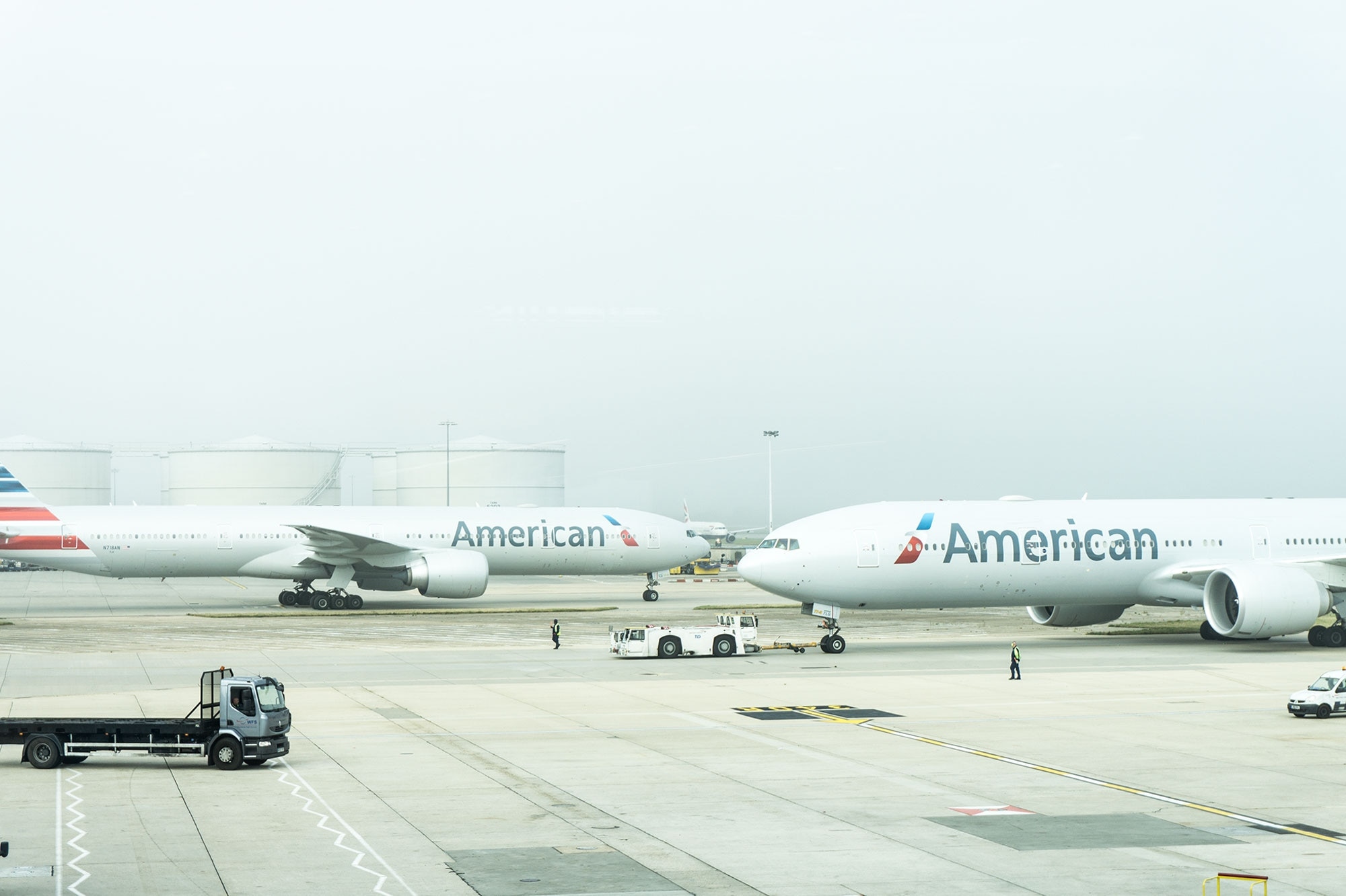 american airline planes during daytime