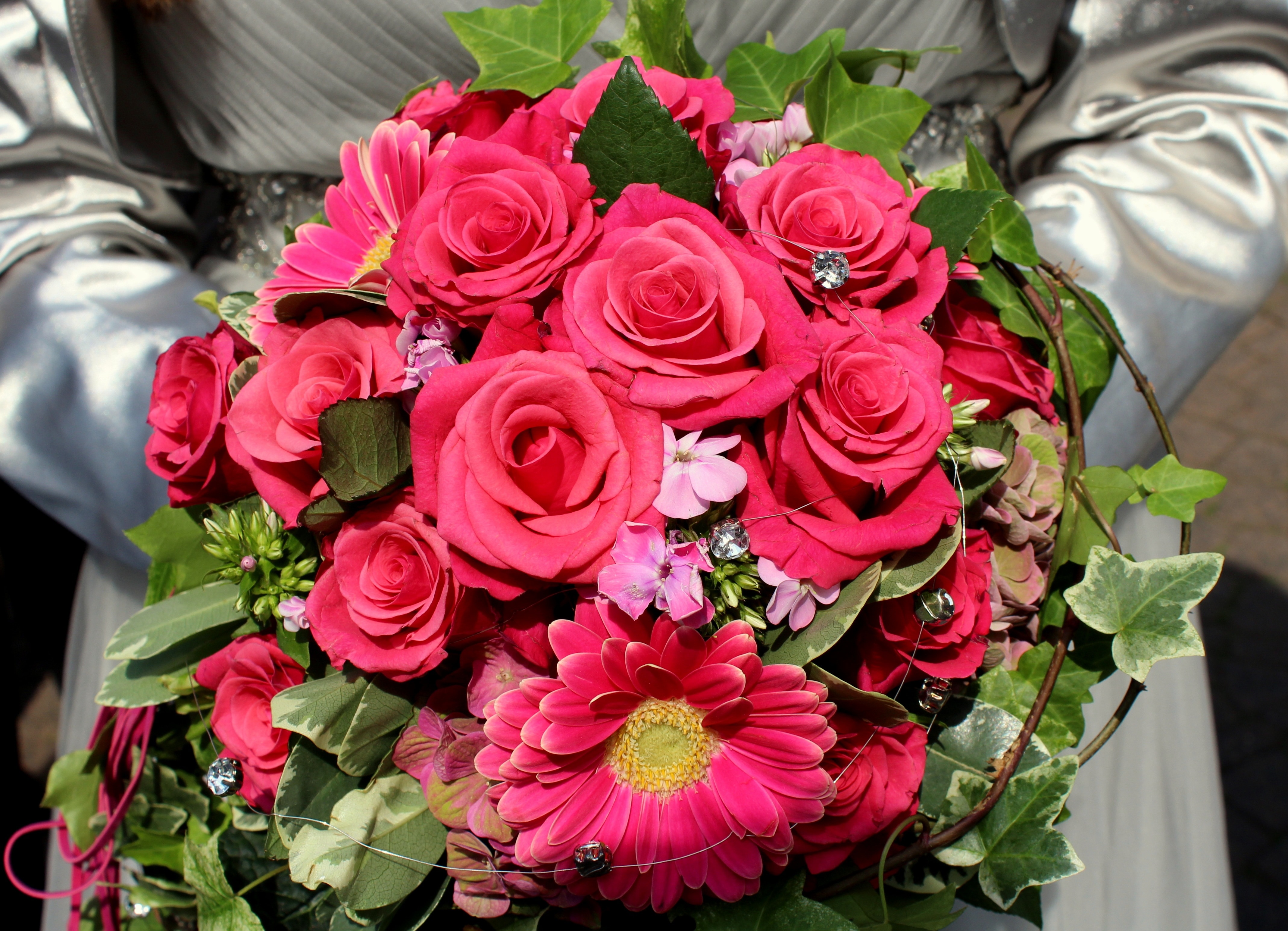 pink roses and gerberas bouquet