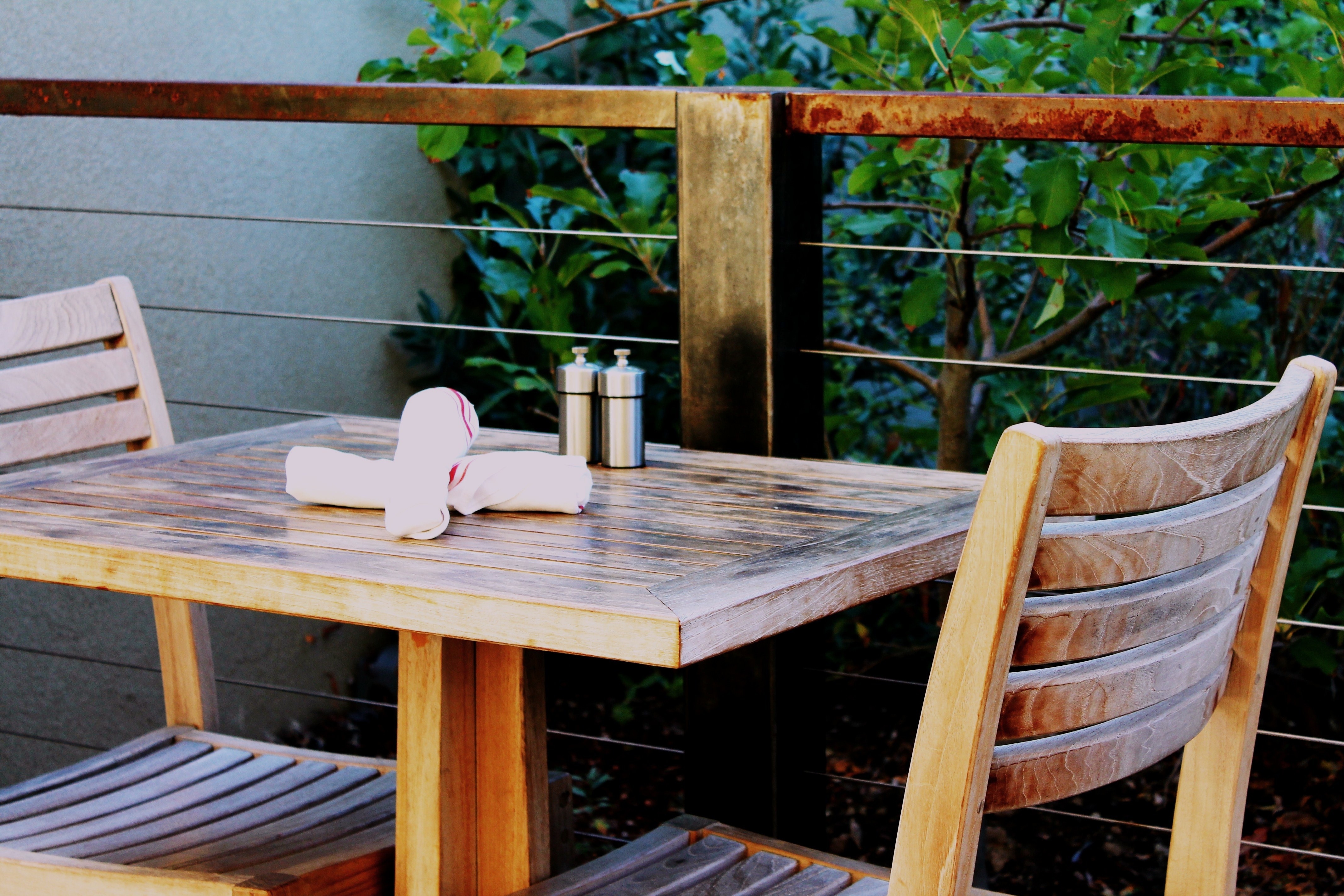Столики на улице кафе. Столик на веранду. Деревянный стол на веранду. Стол для летней террасы. Столы для летней веранды кафе.
