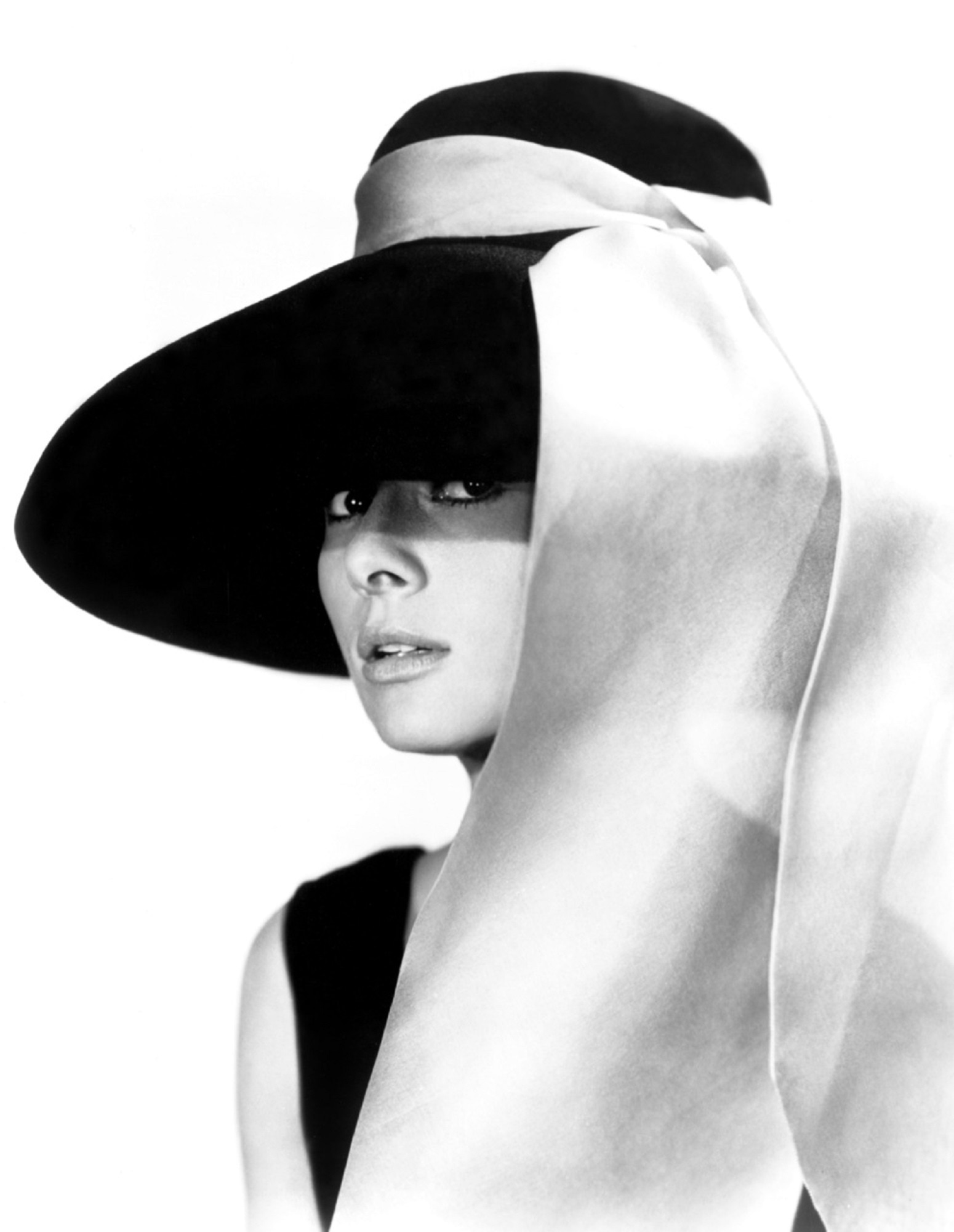 women;s black round hat