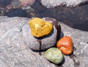 four colorful stones thumbnail